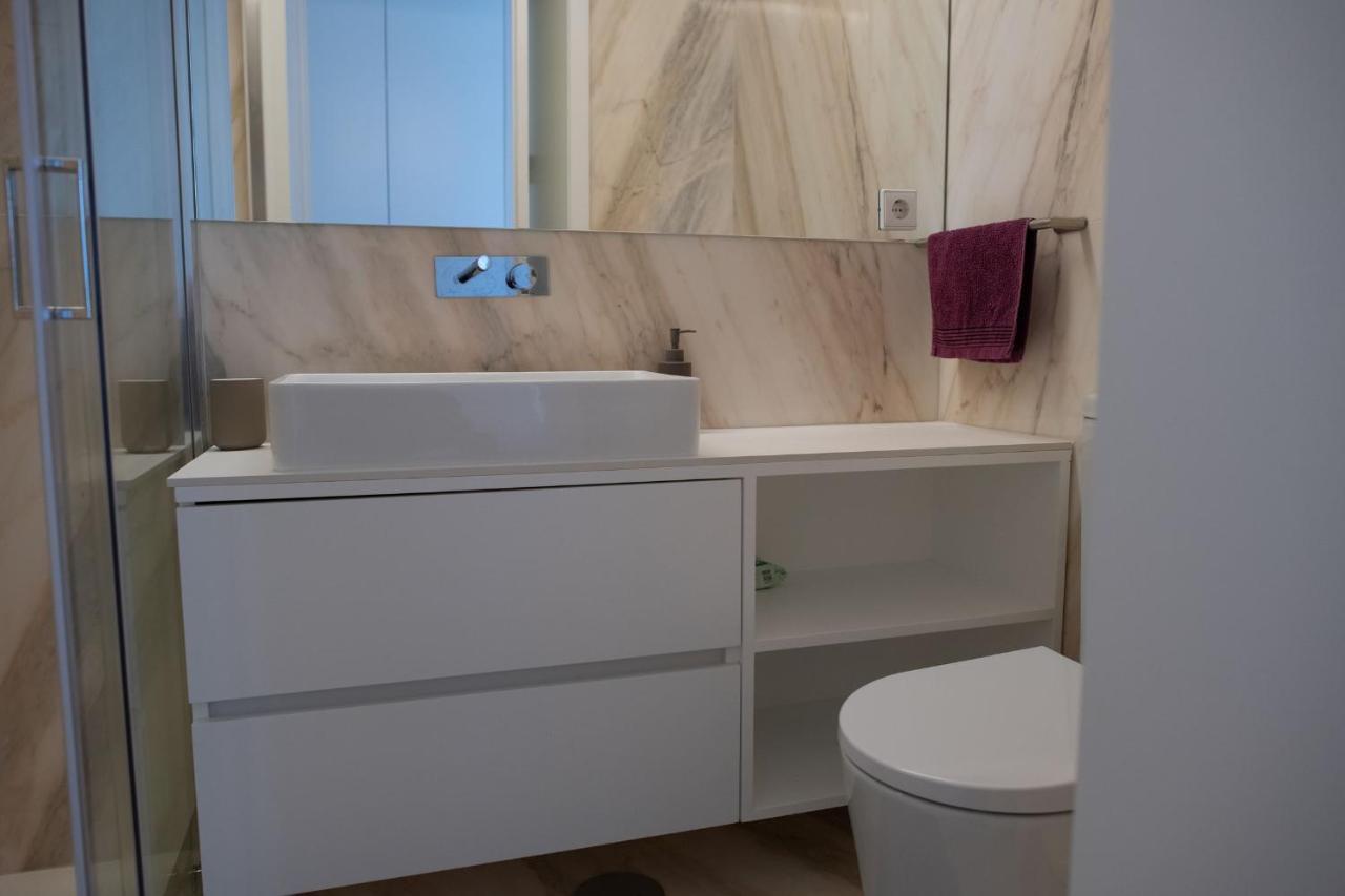Spacious Studio W/ Balcony & Ac By Lovelystay Porto Exterior foto