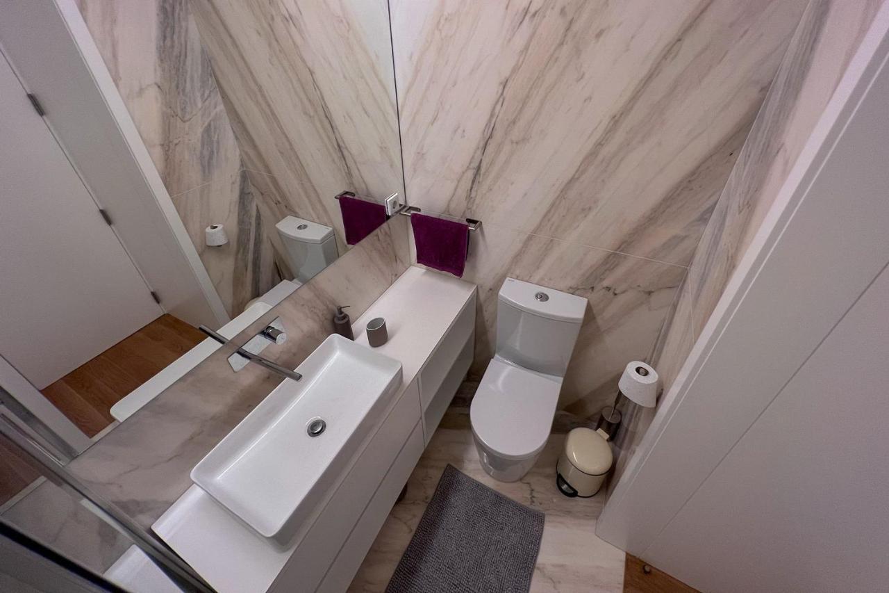 Spacious Studio W/ Balcony & Ac By Lovelystay Porto Exterior foto