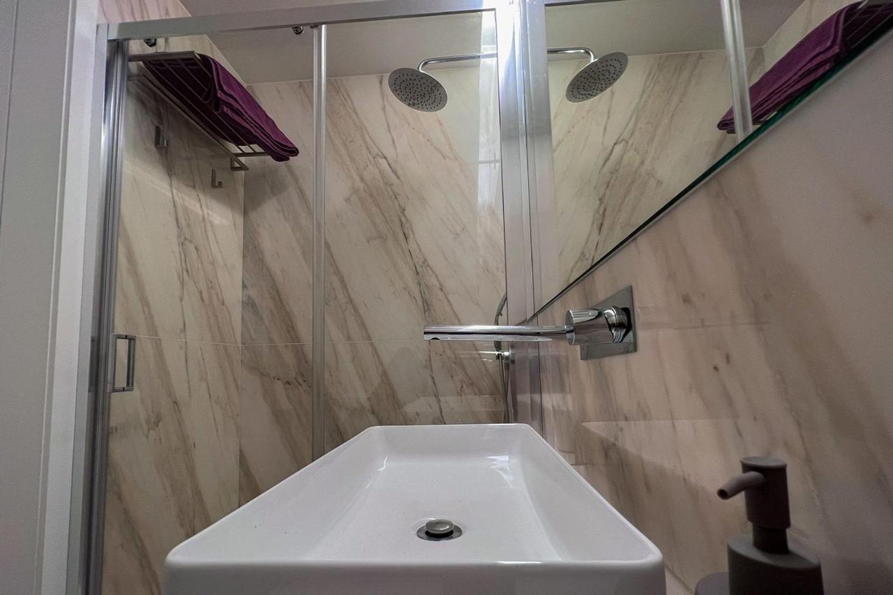 Spacious Studio W/ Balcony & Ac By Lovelystay Porto Exterior foto